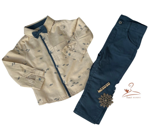 Chemise habillée beige pour garçon avec nœud papillon bleu marine et pantalon assorti, parfaite pour les événements formels.