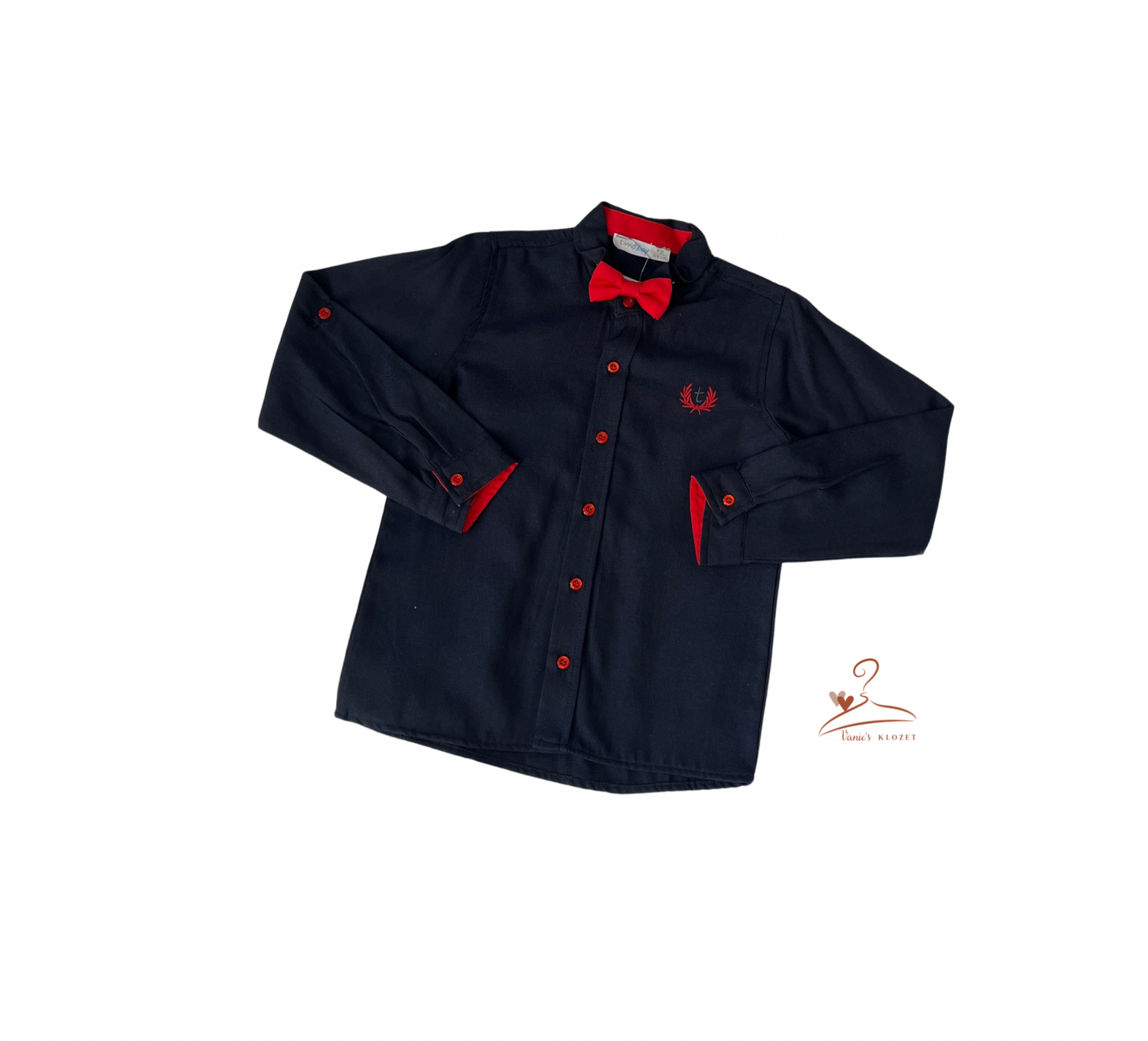 Chemise bleu marine pour garçon avec boutons rouges, nœud papillon rouge et logo brodé, idéale pour les occasions festives et habillées.