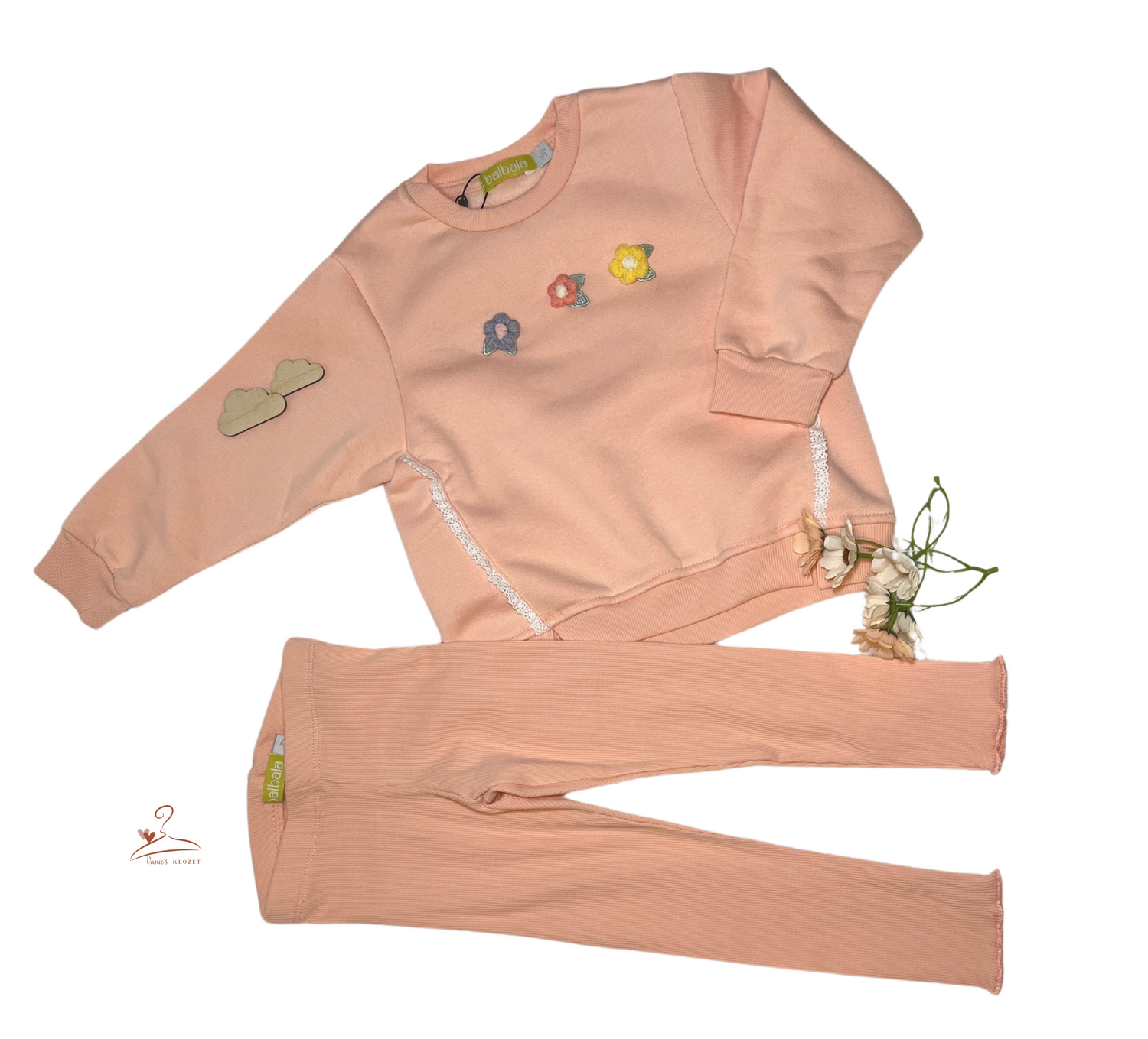 Ensemble fille avec sweat rose orné de petits nœuds et fleurs brodées, assorti à un legging ajusté, parfait pour un look confortable et tendance