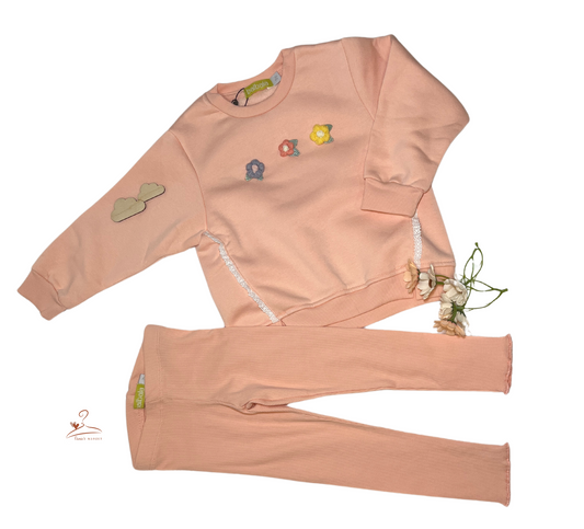 Ensemble fille avec sweat rose orné de petits nœuds et fleurs brodées, assorti à un legging ajusté, parfait pour un look confortable et tendance