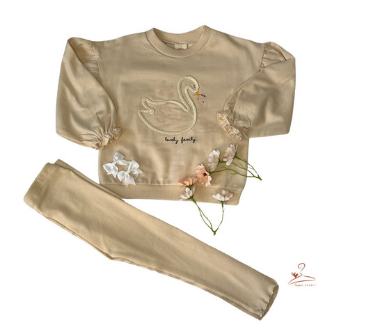 Ensemble fille beige avec sweat à motif cygne et legging assorti, manches bouffantes et détails nœuds – Mode enfant confortable et élégante.