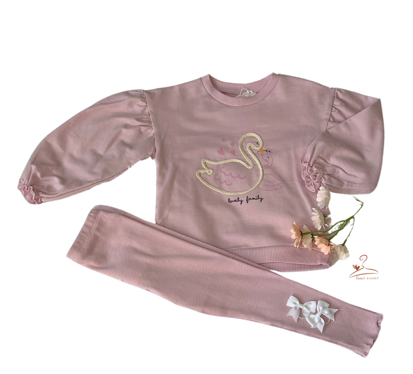 Ensemble fille rose avec sweat à motif cygne et legging assorti, manches bouffantes et détails nœuds – Mode enfant confortable et élégante.