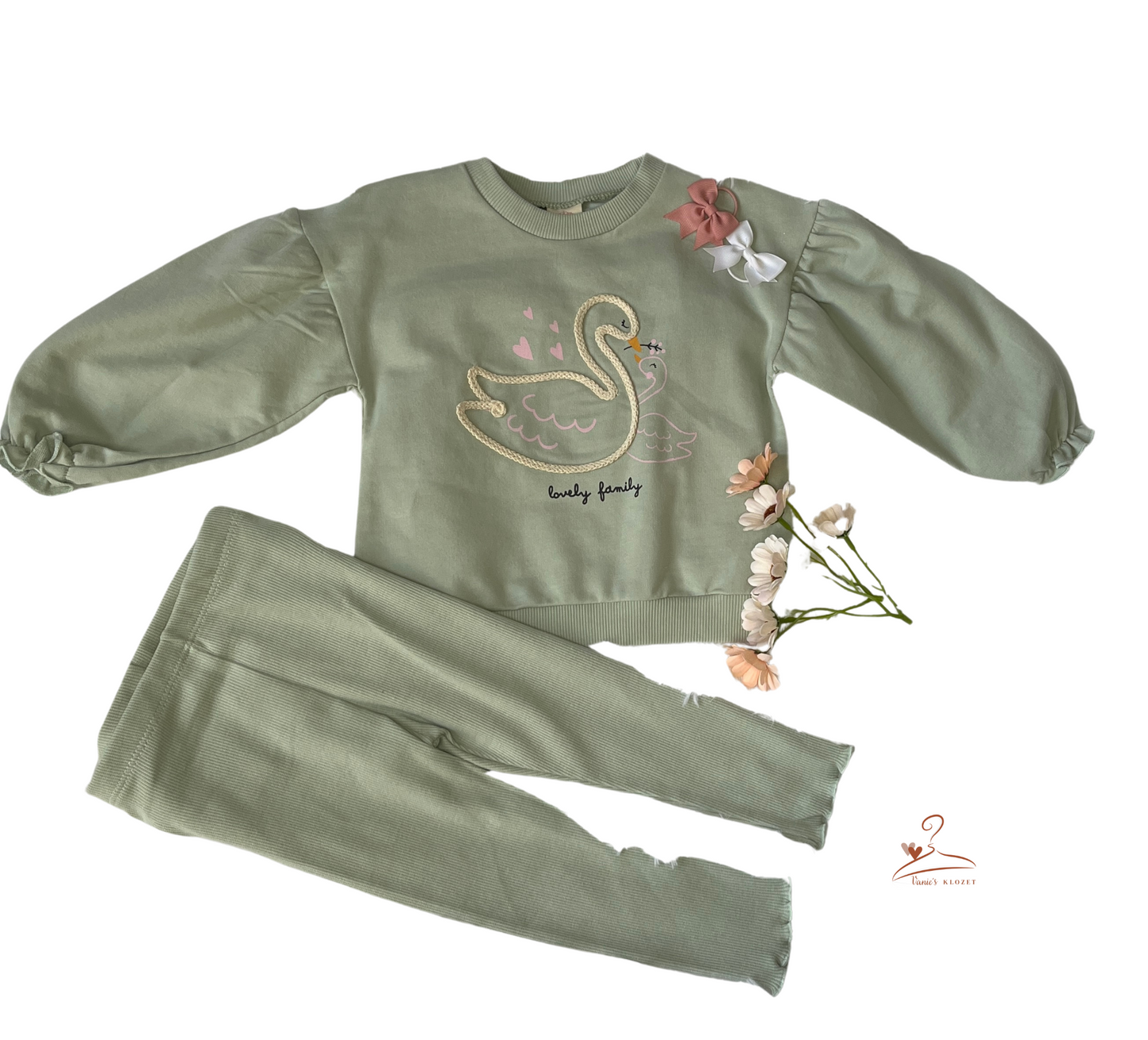 Ensemble fille vert olive beige avec sweat à motif cygne et legging assorti, manches bouffantes et détails nœuds – Mode enfant confortable et élégante.