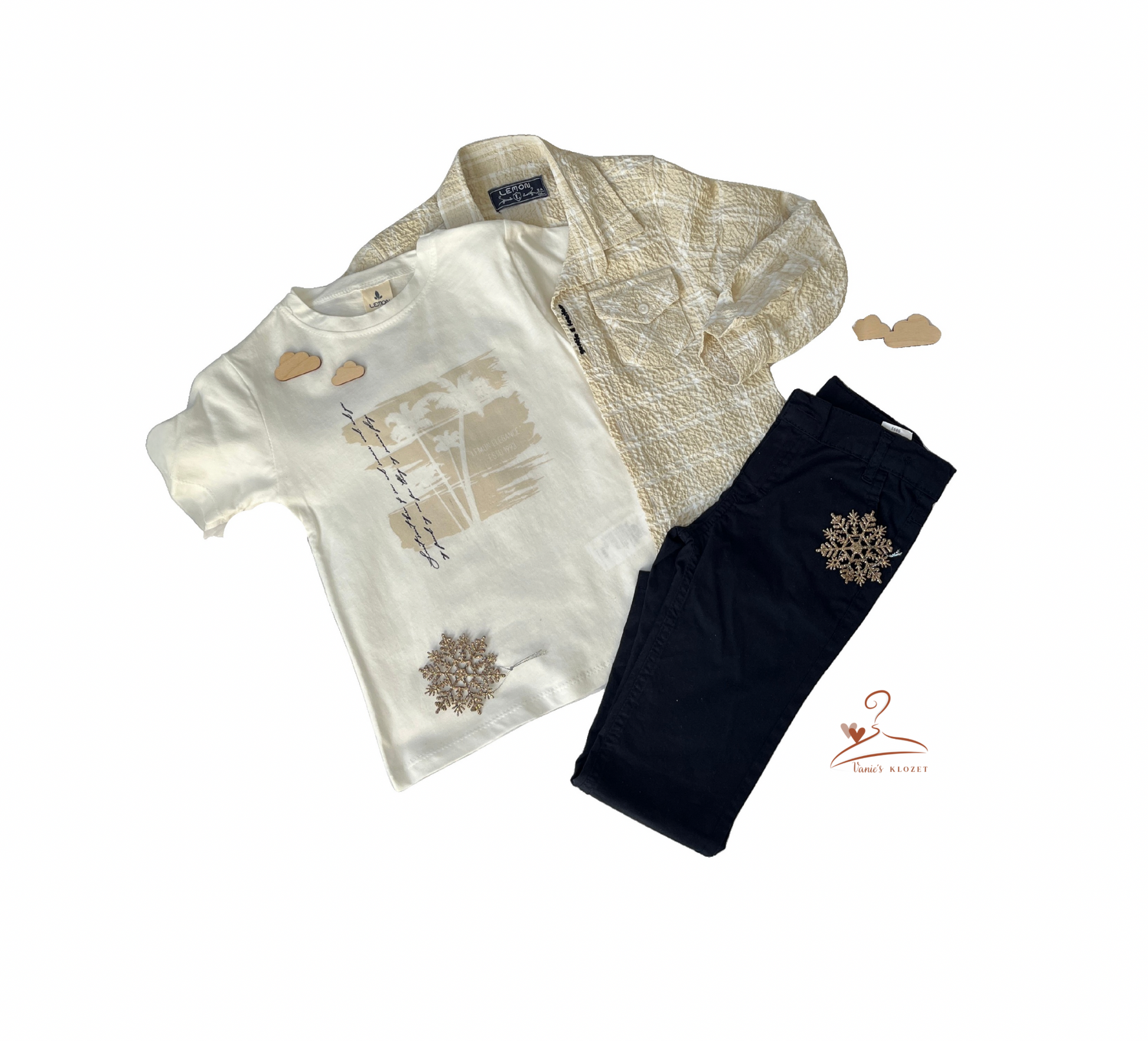 T-shirt blanc pour garçon avec imprimé palmier, veste beige texturée et pantalon noir, parfait pour un style décontracté chic.