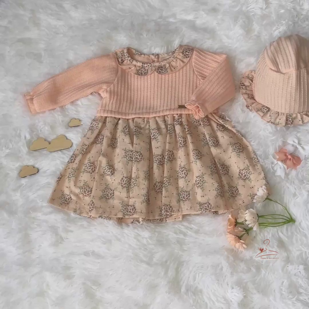 Robe élégante pour bébé fille avec manches longues en tricot et jupe à motifs floraux, accompagnée d’un chapeau assorti avec volants.