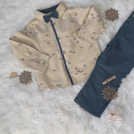 Élégante tenue habillée pour garçon comprenant une chemise beige à motifs, un nœud papillon bleu marine et un pantalon assorti. Idéale pour les mariages, fêtes et occasions spéciales.